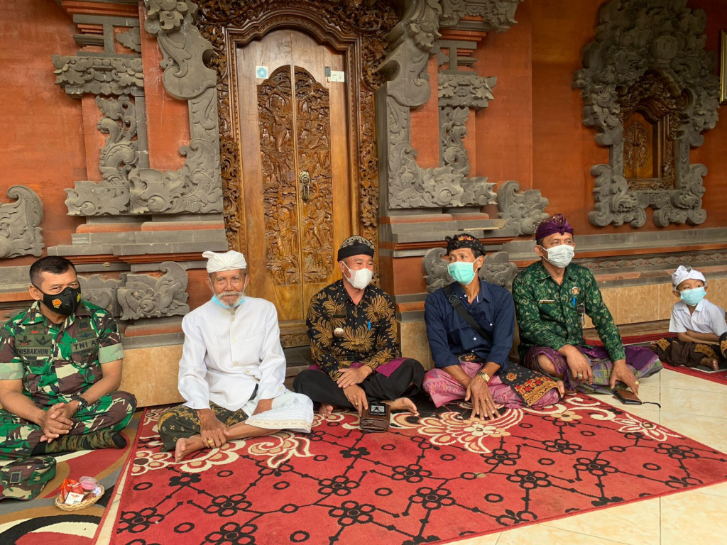 Perbekel Petang Menghadiri Undangan Upacara Pitra Yadnya (Memukur) dan Manusa Yadnya (Mepandes) di Puri Bangketan Petang